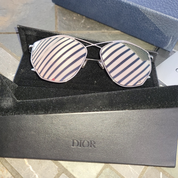 GORGEOUS DIOR SUNGLASSES WITH CASE - Picture 2 of 10